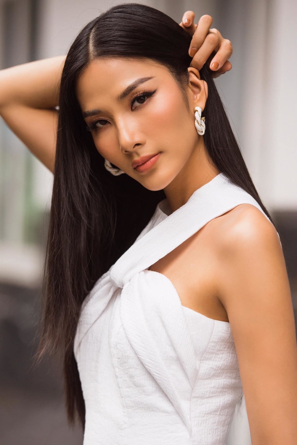 Hoàng Thuỳ là một người mẫu nổi tiếng và là Á hậu cuộc thi Hoa hậu hoàn vũ Việt Nam 2017.