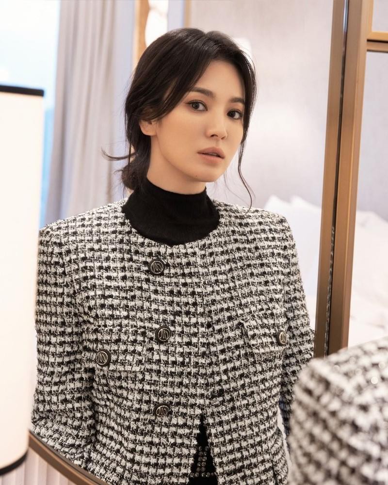 Song Hye Kyo hiện đang là gương mặt đại diện của thương hiệu thời trang Hàn Quốc MICHAA. Trong bộ ảnh quảng bá mới nhất, người đẹp tuổi 40 'ghi điểm' với nhan sắc cuốn hút cùng loạt item thời trang cực thanh lịch.