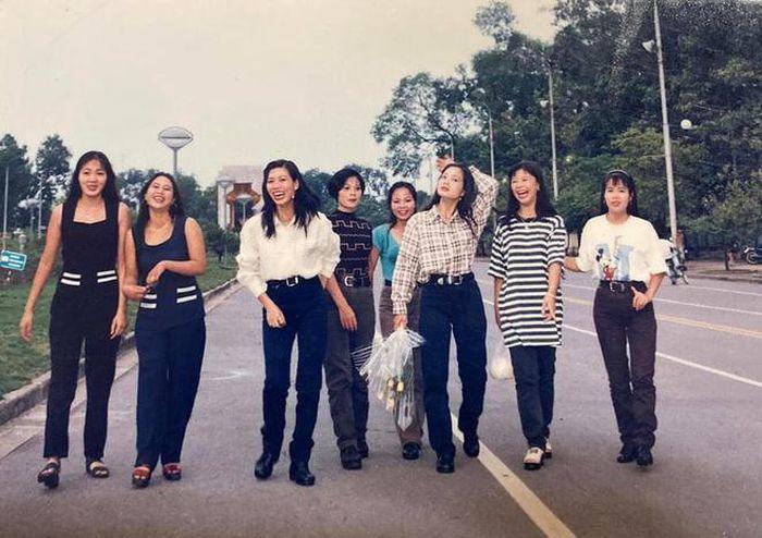 Vài chục năm trước, các quý cô sành điệu đã có gu ăn mặc rất thời thượng. Quần jeans cạp cao mix cùng áo sơ mi hoặc áo phông trông vừa cool ngầu lại vừa 'hack' chân siêu đỉnh.