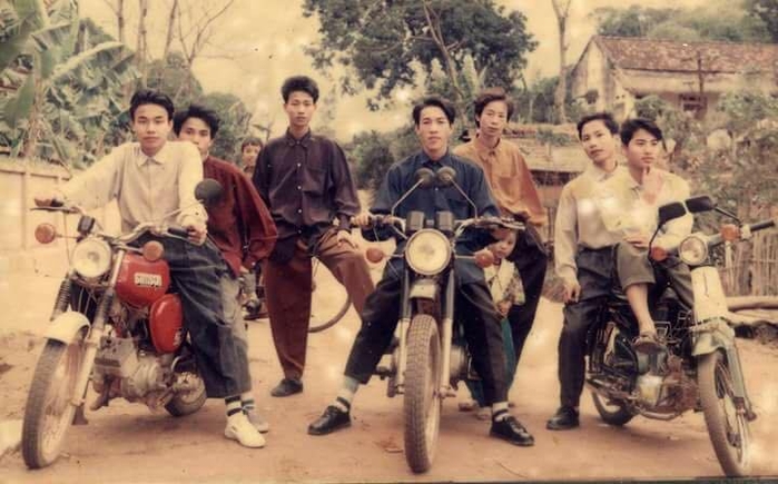 Các 'soái ca' thời xưa là phải diện áo sơ mi đủ mọi màu sắc mix với quần jeans ống côn. Anh nào cũng tóc tai 'vuốt vuốt', tạo dáng cool ngầu bên những 'chiến mã' 2 bánh hầm hố.