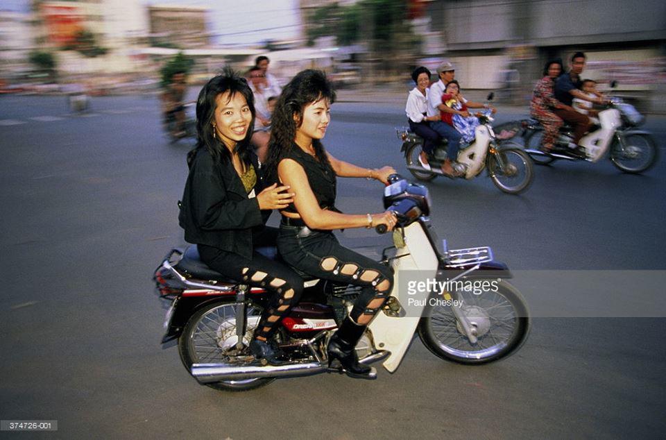 Các quý cô ngày ấy khiến giới trẻ bây giờ phải 'tròn mắt' về độ táo bạo. Chẳng phải kiểu quần cắt xẻ, áo croptop và ankle boots mà 2 cô gái sành điệu này mặc đều đang là những item 'làm mưa làm gió' trong giới thời trang hay sao?!