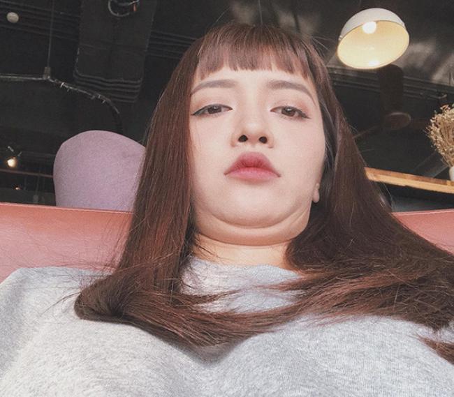 Nổi tiếng là nữ ca sĩ 'lầy lội' nhất Vbiz, Bích Phương không ngại làm xấu bản thân với bức ảnh chụp từ dưới lên để khoe chiếc nọng cằm. Biểu cảm gương mặt hài hước cùng phần tóc mái ngắn trên lông mày của cô còn được netizen chế thành meme.