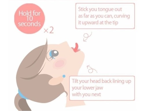 Bạn ngửa cổ ra sau, thè lưỡi ra dài nhất có thể và cong nhẹ đầu lưỡi. Bạn giữ nguyên động tác này trong 10 giây và lặp lại 4-5 lần.
