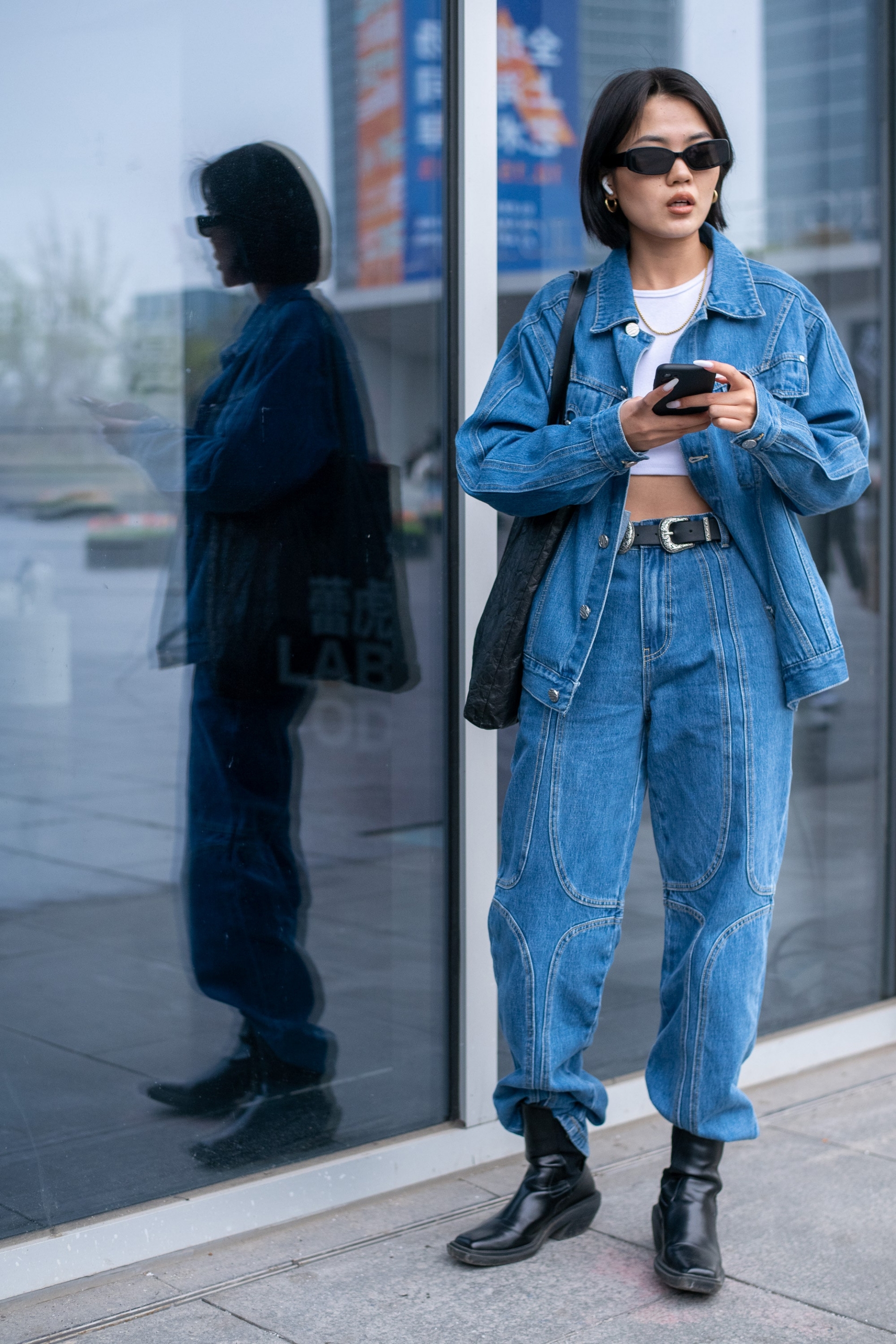 Một outfit gồm áo khoác denim mix cùng croptop và quần baggy jeans rất đơn giản nhưng đem lại vẻ ngoài thời thượng. Chỉ cần kết hợp thêm 1 đôi boots da và cặp kính râm là bạn đã trông vô cùng cá tính.
