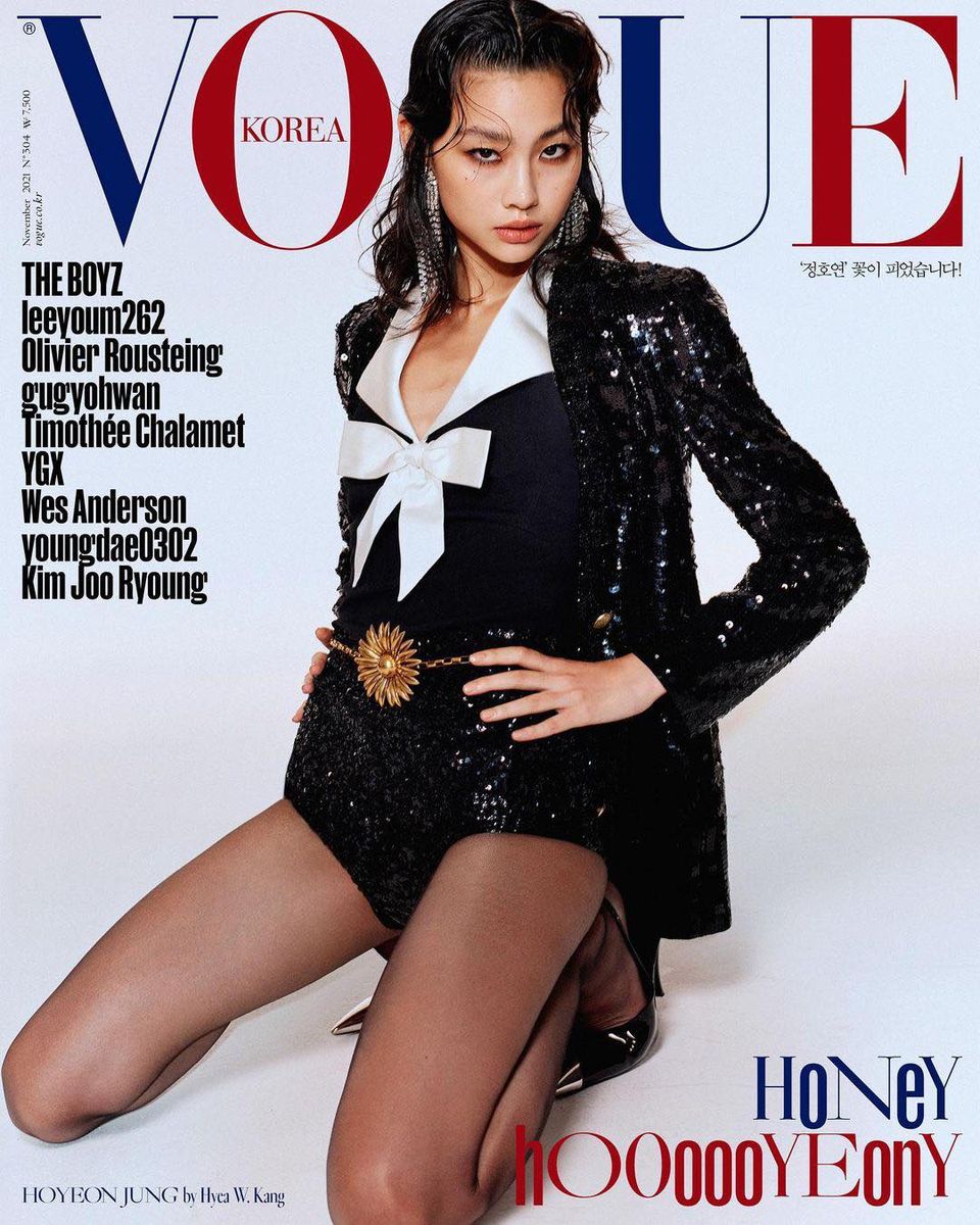 Mỹ nhân sinh năm 94 khiến netizen bất ngờ khi xuất hiện trên bìa tạp chí Vogue Hàn Quốc với một diện mạo cá tính cùng những bộ trang phục táo bạo đến từ nhà mốt Saint Laurent.