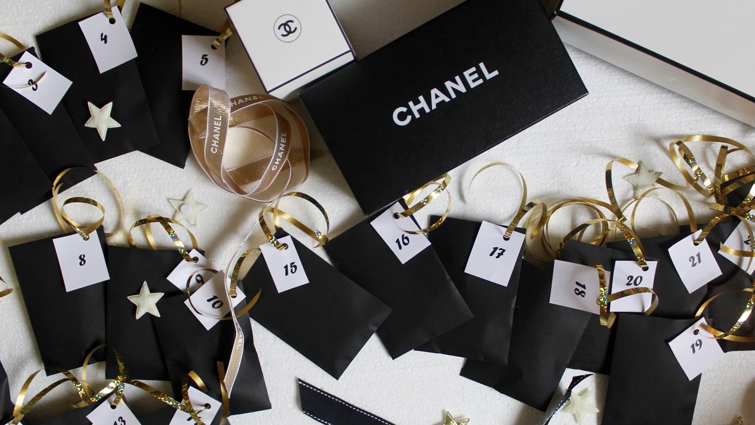 Chanel bị chê bán lịch có giá "trên trời" nhưng vẫn cháy hàng chỉ sau vài phút 