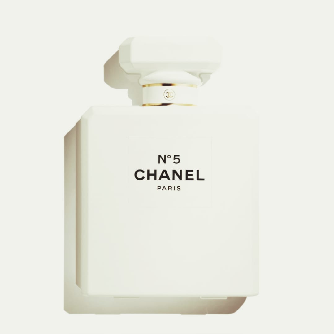 Để đánh dấu 100 năm ngày ra mắt sản phẩm nước hoa Chanel No.5, nhà mốt Pháp đã tung ra bộ lịch độc đáo được thiết kế theo hình dáng của chai nước hoa đình đám.