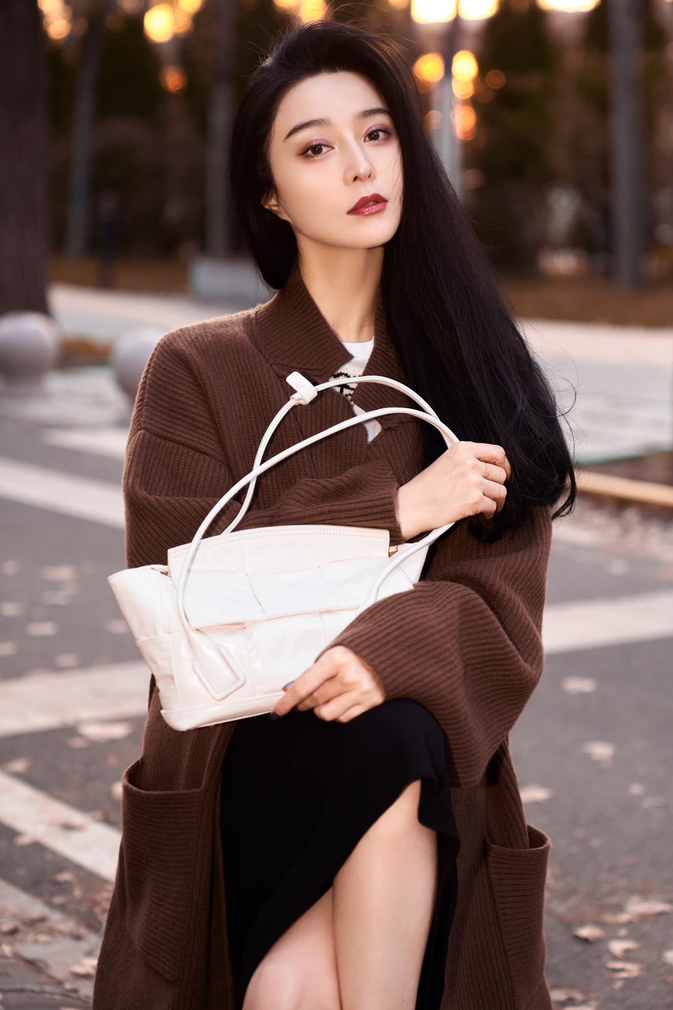 Với mái tóc đen dài, đôi môi đỏ cùng những trang phục đậm chất mùa thu, Phạm Băng Băng lại 'gây thương nhớ' với vẻ đẹp cổ điển như những mỹ nhân TVB thập niên 90.