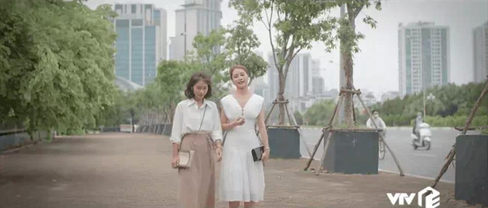 Trong khi Tuệ Nhi mặc áo sơ mi trắng và chân váy midi thì Trang lại diện một chiếc đầm thiết kế màu trắng cổ xẻ sâu để tôn lên thân hình 'vòng nào ra vòng nấy' của mình.