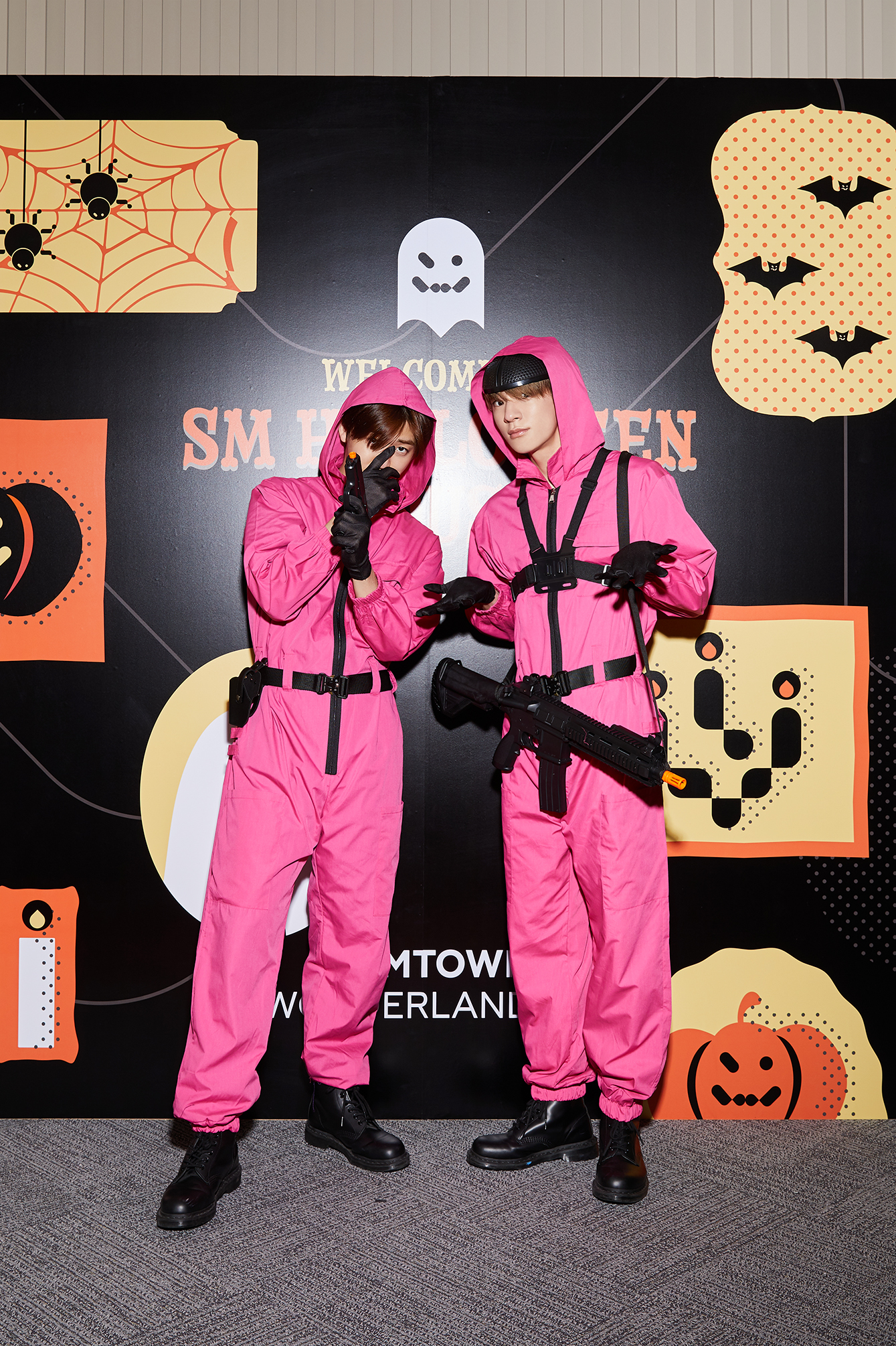 Jaemin và Jeno (NCT) lại chọn trở thành những tên lính canh trong 'Squid Game' với bộ đồ màu hồng, mặt nạ đen và không quên trang bị cả súng.