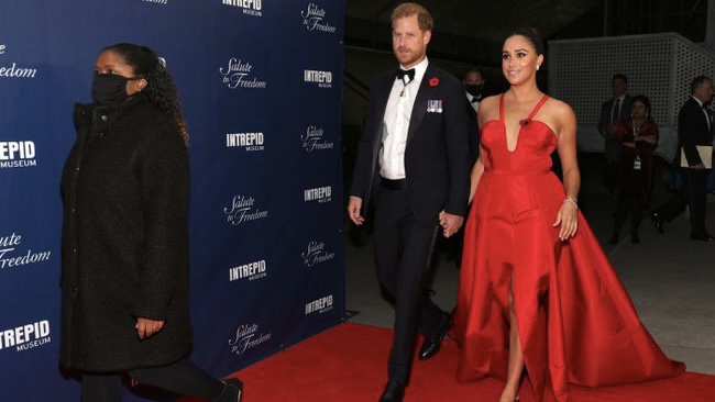 Meghan Markle nhận "đủ gạch xây cung điện" vì thiếu tinh tế khi diện chiếc váy yêu thích tới thảm đỏ