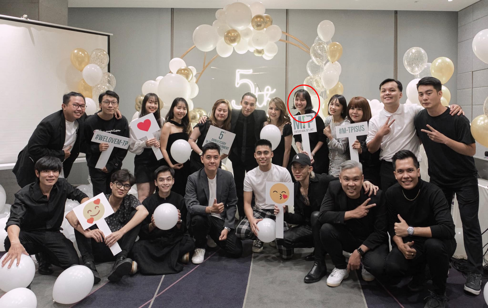 Hải Tú xuất hiện trong bức ảnh do Sơn Tùng M-TP và Kay Trần đăng tải nhân dịp kỉ niệm 5 năm sinh nhật công ty.