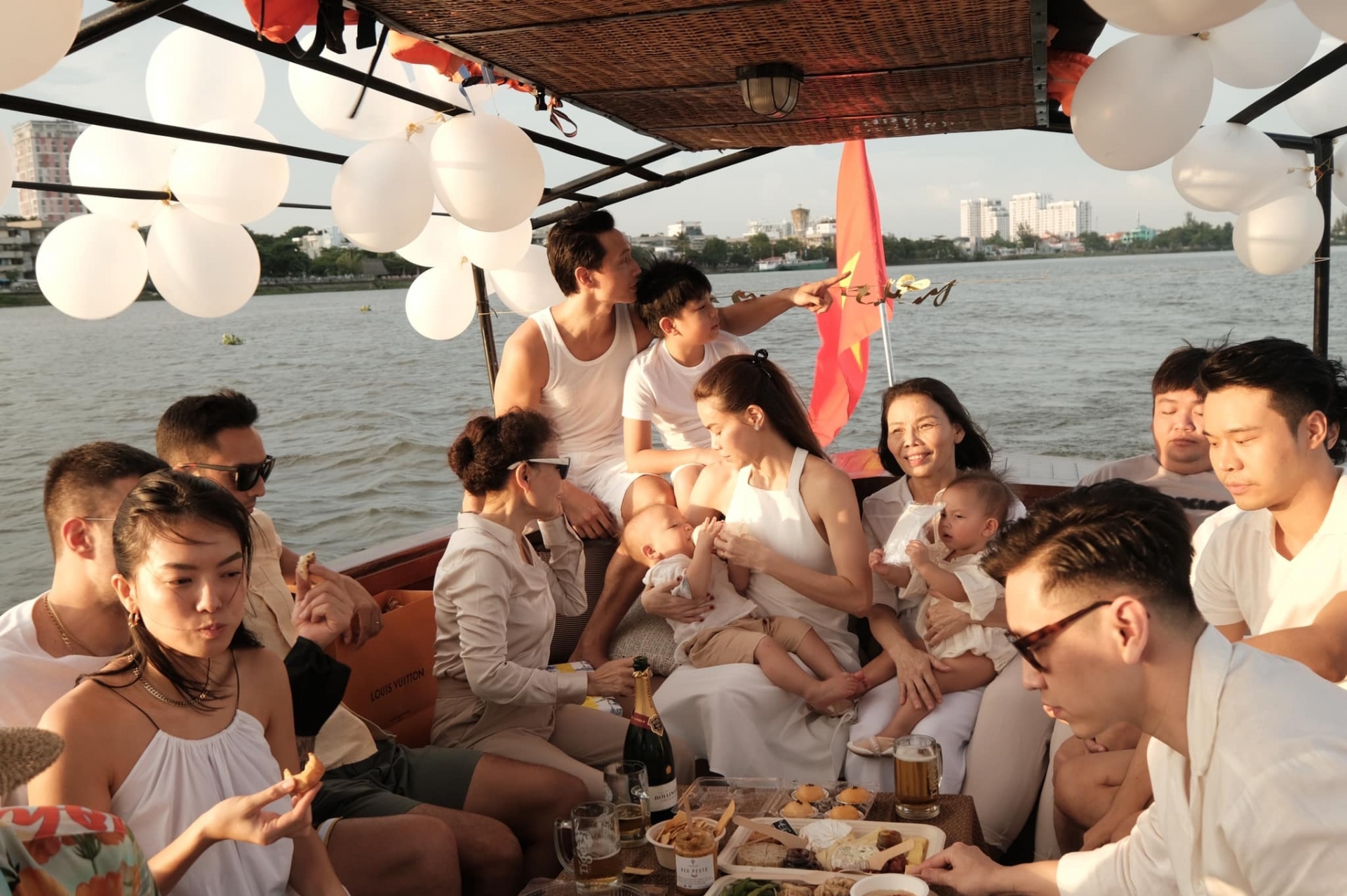Kim Lý đã có một ngày sinh nhật tuổi 38 cực ấm cúng bên gia đình và bạn bè. Cả chủ nhân của bữa tiệc lẫn khách mời đều diện các trang phục màu trắng đơn giản và đồng điệu với nhau.