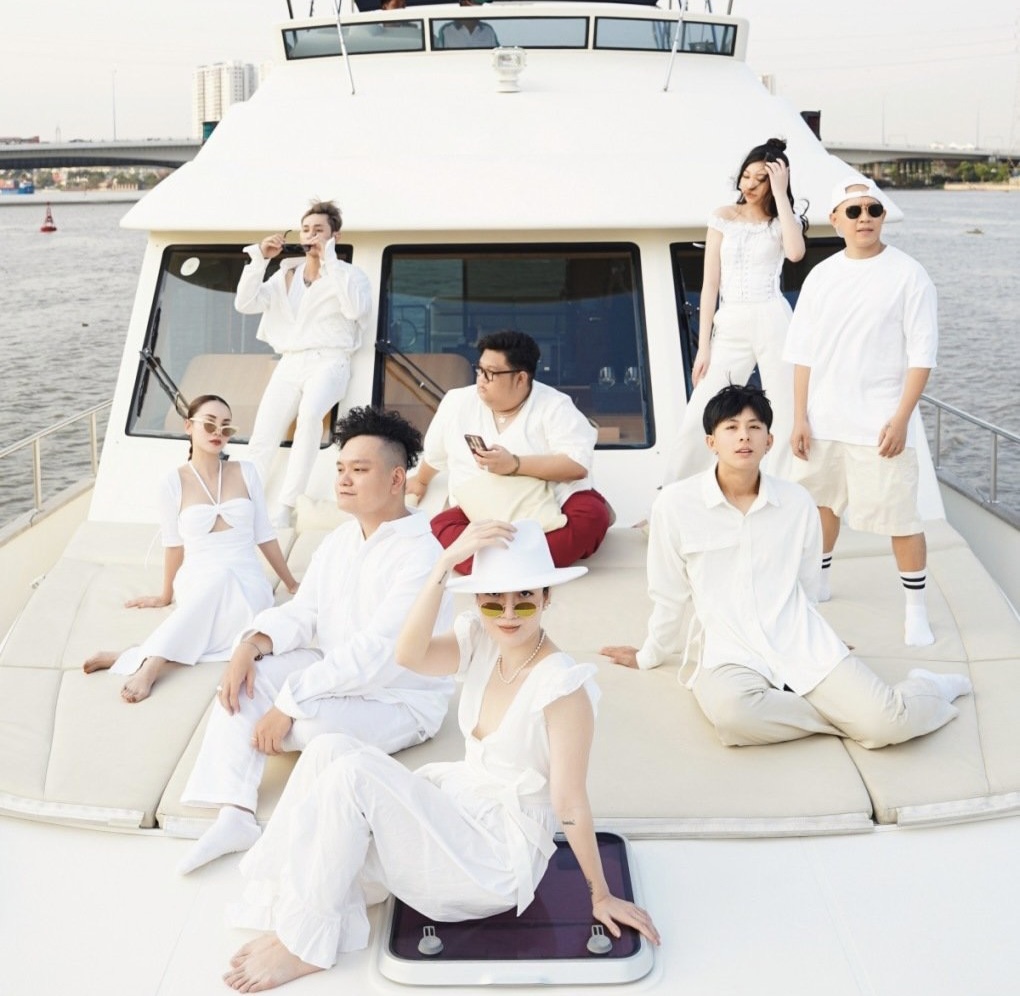 Nhóm bạn thân của Yến Trang, Yến Nhi, Vương Khang... cũng chọn dresscode màu trắng cho bữa tiệc trên du thuyền của mình. Mỗi người lại chọn những trang phục theo style khác nhau nhưng nhìn chung đều rất sành điệu.