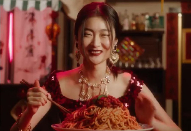 Hình ảnh người mẫu ăn mì spaghetti bằng đũa của Dolce&Gabbana bị người dân Trung Quốc 'lên án' gay gắt. Thế nhưng nhà mốt còn đổ thêm dầu vào lửa khi phát ngôn rằng: 'Không có Trung Quốc chúng tôi vẫn sống tốt'.