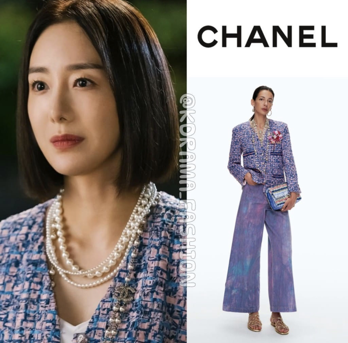 Trong phim mới, Yoon Jung Hee để kiểu tóc bob đơn giản nhưng vẫn tôn lên vẻ điển trai.  Diện chiếc áo khoác vải tweed của Chanel, nữ diễn viên khéo léo kết hợp cùng chuỗi vòng cổ ngọc trai để tăng vẻ sang trọng.