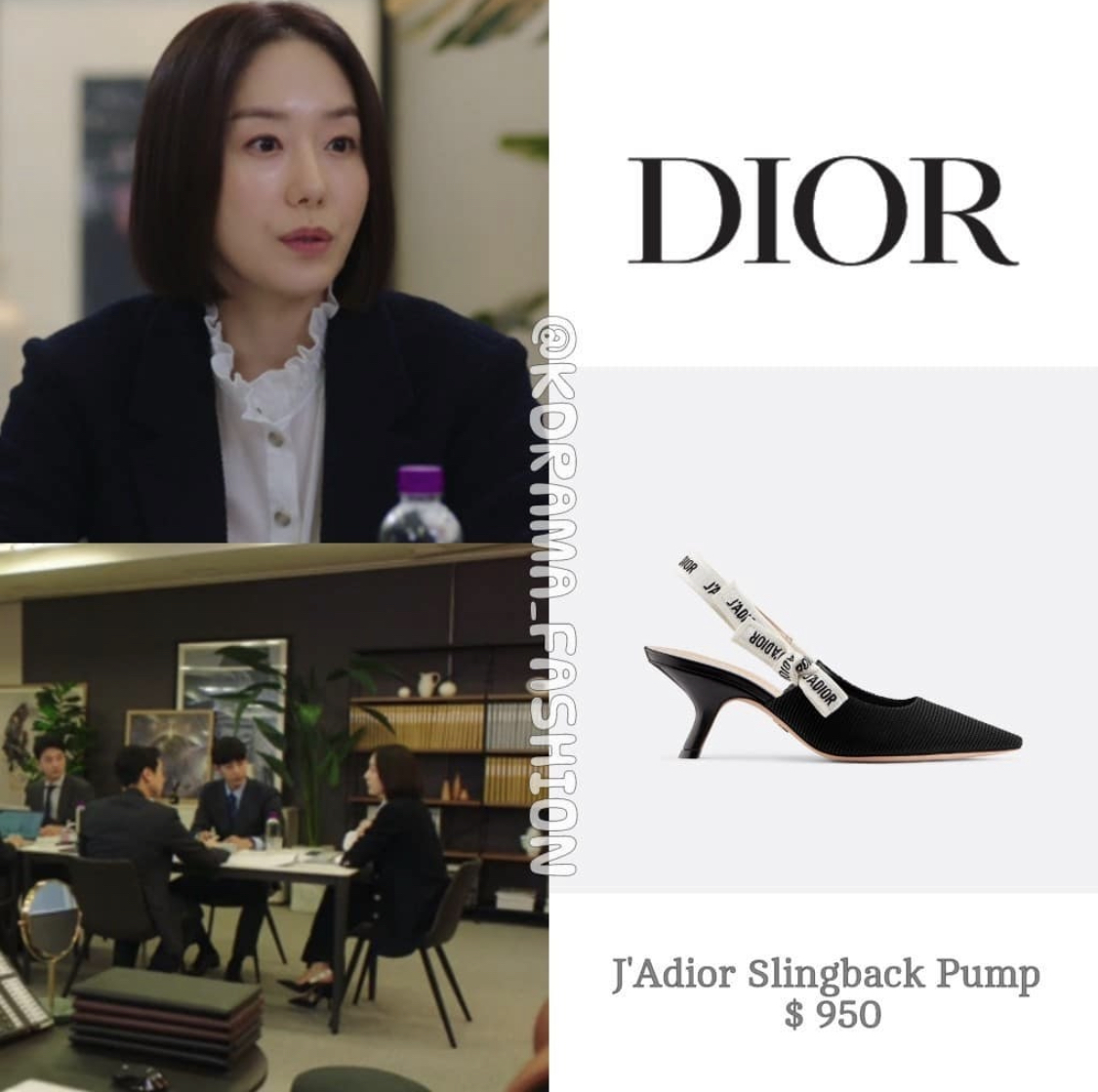 Đôi giày Dior mang tính biểu tượng trị giá 21 triệu đô này cũng nằm trong tủ quần áo của Yoon Jung Hee.  Dù chỉ là nhân vật phụ trong vài tập gần đây nhưng chắc chắn cư dân mạng sẽ được chiêm ngưỡng bộ sưu tập hàng hiệu sẽ khủng hơn nhiều lần này trong thời gian sắp tới.