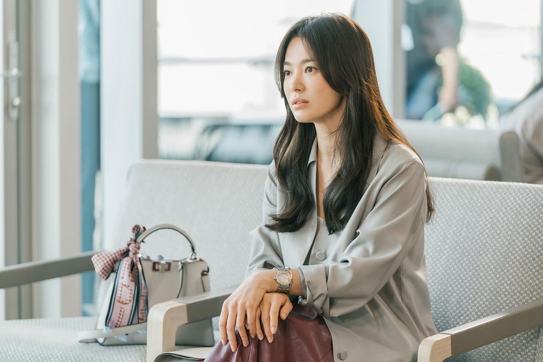 Song Hye Kyo đang là Đại sứ của thương hiệu thời trang công sở MICHAA. Nhờ sức hút của cô mà chiếc áo khoác màu xám nhạt này đã 'cháy hàng' chỉ sau tập đầu tiên của bộ phim mới.