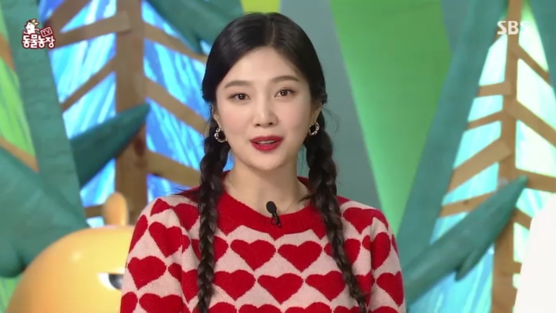 Đảm nhiệm vị trí MC tại show giải trí SBS TV Animal Farm, diện mạo mới của Joy khiến fan của cô nàng thất vọng.