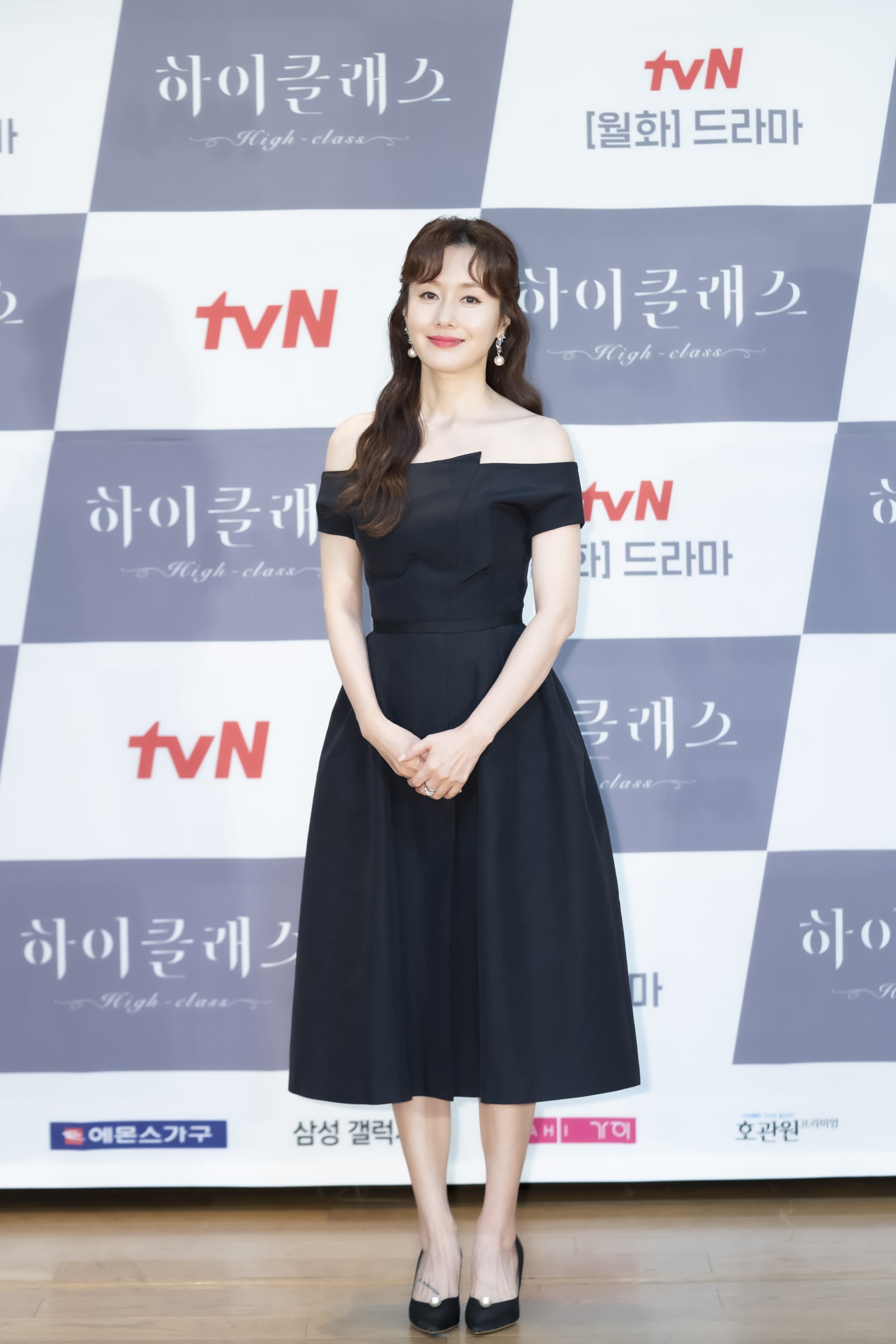 'Chị đại' của màn ảnh Hàn - Kim Ji Soo cũng từng nhận 'cơn mưa lời khen' khi diện chiếc đầm đen này. Chọn kiểu tóc uốn xoăn nhẹ nhàng, kết hợp cùng những phụ kiện đơn giản, người đẹp U50 khoe trọn vẻ ngoài thanh lịch và trẻ trung đáng ngưỡng mộ.