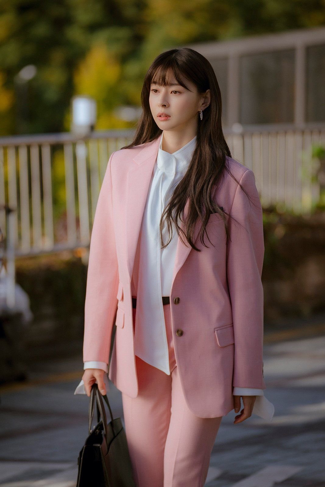 Kwon Na Ra cũng 'ghi trọn' 10 điểm thanh lịch khi diện suit hồng nhạt cùng áo blouse trắng cổ thắt nơ điệu đà. Đây cũng là set đồ cực lý tưởng cho những cô nàng công sở vừa muốn trông thanh lịch lại không muốn mất đi sự nữ tính.