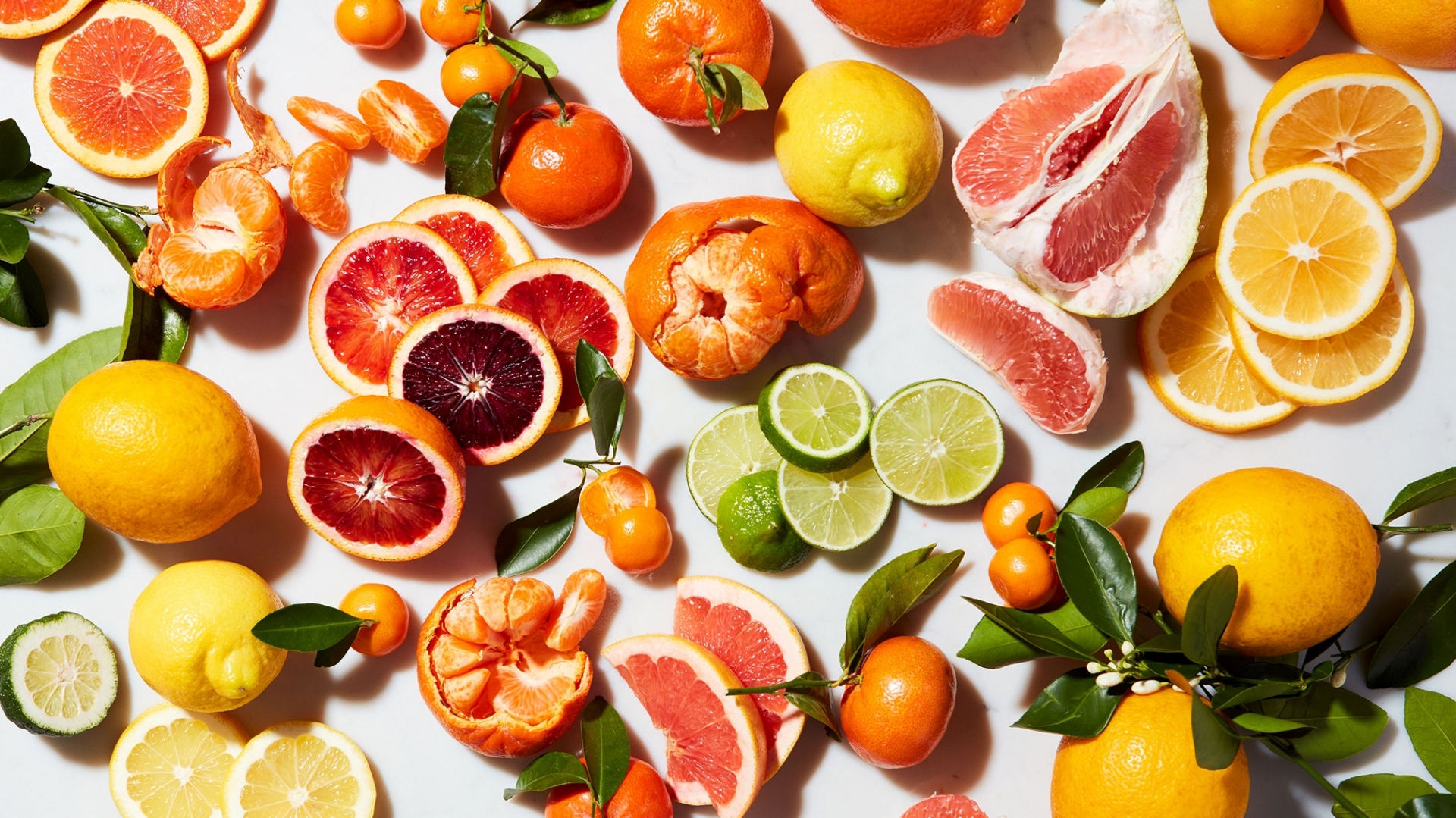 Các loại trái cây họ cam chanh có khả năng chống oxy hoá và kháng viêm hiệu quả, từ đó giúp cải thiện tình trạng môi bị nứt nẻ và thâm sạm.