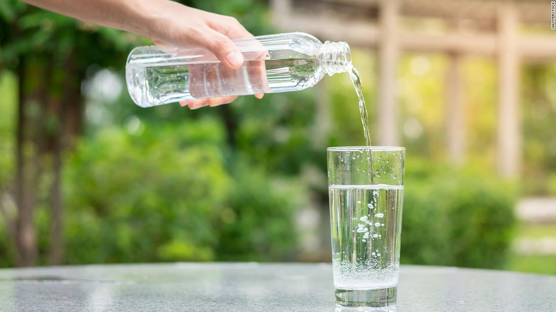 Uống đủ từ 2-3 lít nước mỗi ngày là cách để cải thiện sức khoẻ, hỗ trợ trao đổi chấ và bổ sung độ ẩm cho môi.