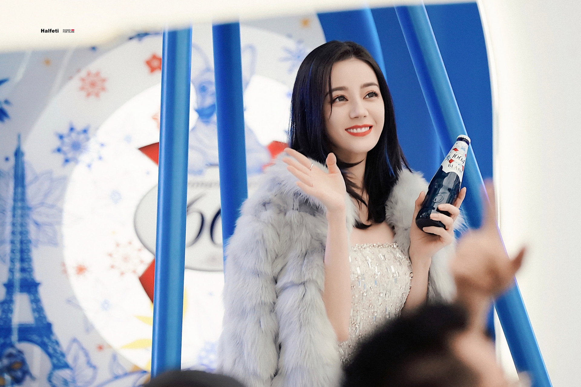 Năm 2021 là một năm thành công với Địch Lệ Nhiệt Ba khi cô không chỉ là cái tên được các nhãn hàng 'săn đón' mà còn thường xuyên leo lên Top 1 hot search Weibo bởi những khoảnh khắc xinh đẹp tựa nữ thần.