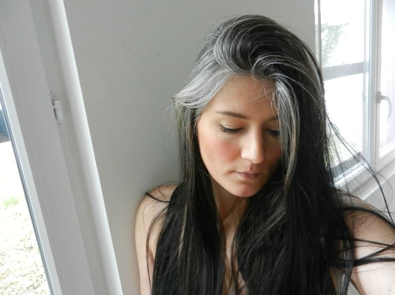 Cách nhanh nhất khắc phục tình trạng tóc bạc để kịp đón Tết chính là nhuộm tóc.