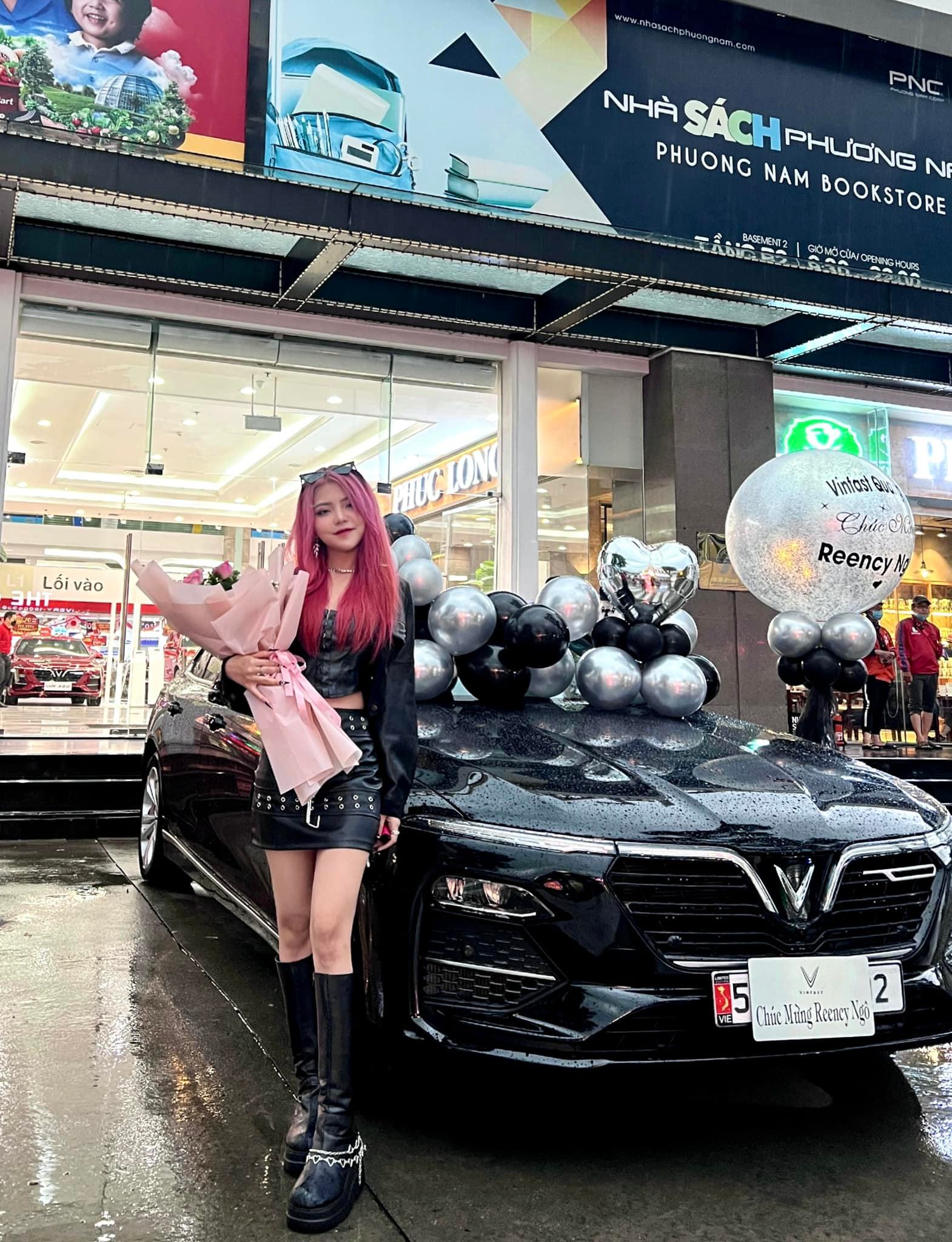 Ở tuổi 22, Reency Ngô khiến nhiều người choáng váng khi tự mình mua được chiếc xe hơi khoảng 1 tỷ đồng.
