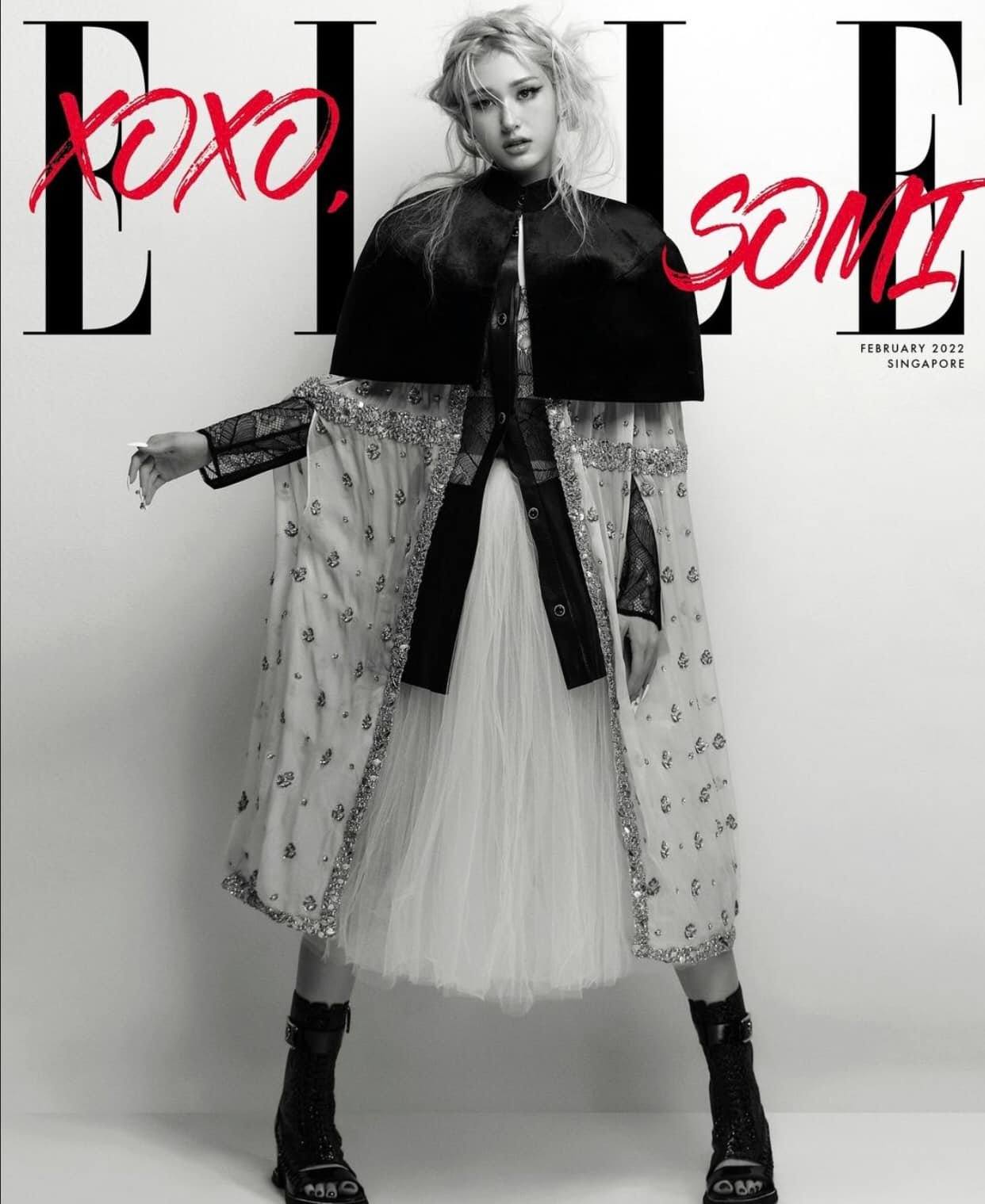 Xuất hiện trên bìa tạp chí Elle Singapore, Jeon Somi tiếp tục khoác lên người những thiết kế độc đáo của Louis Vuiton. Mặc dù diện tầng tầng lớp lớp các item rườm rà nhưng thần thái sang chảnh cùng body vạn người mê của nữ idol vẫn giúp cô toả sáng.