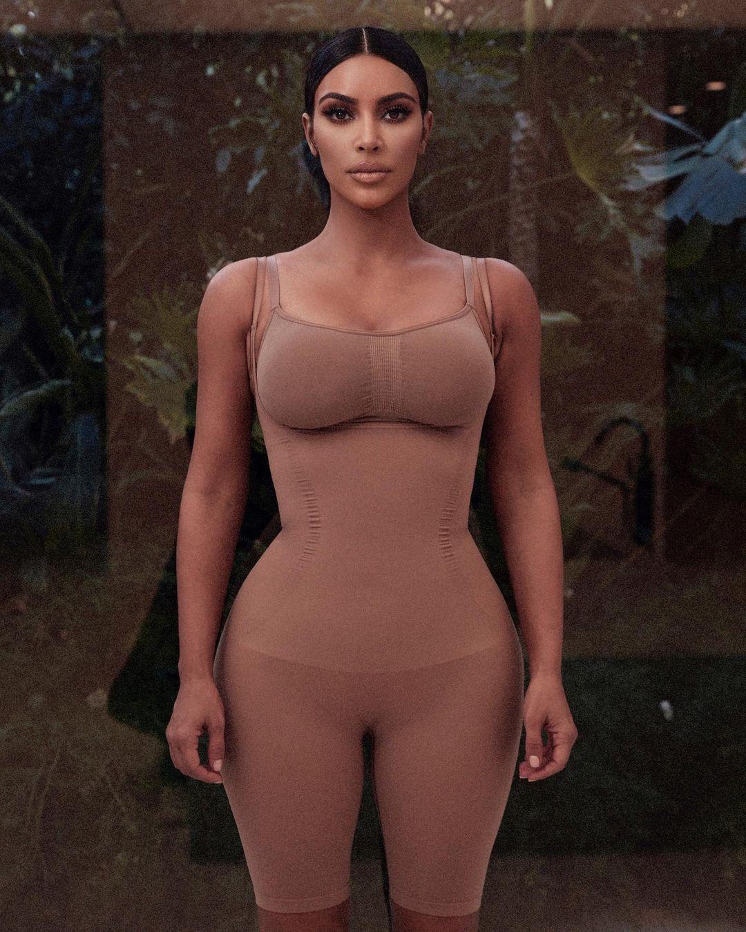 Kim Kardashian nổi tiếng với vóc dáng 'đồng hồ cát' nhờ việc diện những bộ đồ lót định hình bên trong trang phục.
