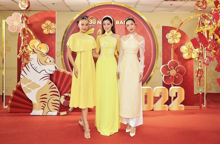 Khánh Vân - Kim Duyên - Thuý Vân cùng nhau 'đọ' sắc trong một sự kiện dịp đầu năm. Cả 3 người đẹp đều được khen ngợi bởi thần thái rạng rỡ, nhan sắc xinh đẹp cùng thân hình siêu chuẩn.