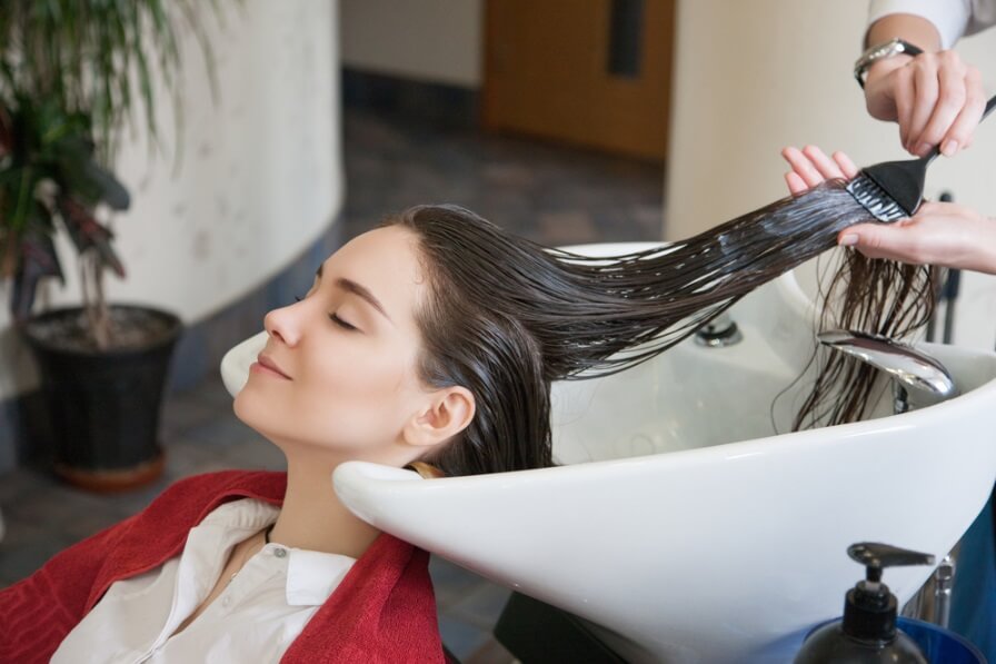 Bạn có thể tăng độ đàn hồi cho tóc tẩy nhuộm bằng các liệu trình phục hồi chuyên sâu tại salon, hoặc chọn cách tự ủ tóc tại nhà để tiết kiệm chi phí cũng rất ổn.