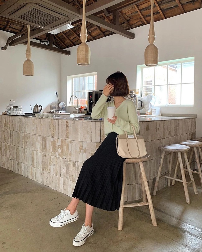 Gợi ý 10 set đồ sang-xịn-mịn với chân váy đen giúp chị em xoá tan nỗi lo bị cộng thêm vài tuổi - Ảnh 1