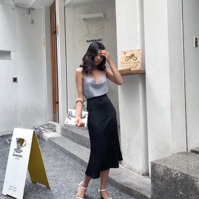 Gợi ý 10 set đồ sang-xịn-mịn với chân váy đen giúp chị em xoá tan nỗi lo bị cộng thêm vài tuổi - Ảnh 1