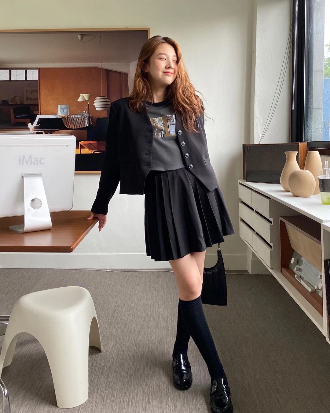 Gợi ý 10 set đồ sang-xịn-mịn với chân váy đen giúp chị em xoá tan nỗi lo bị cộng thêm vài tuổi - Ảnh 1