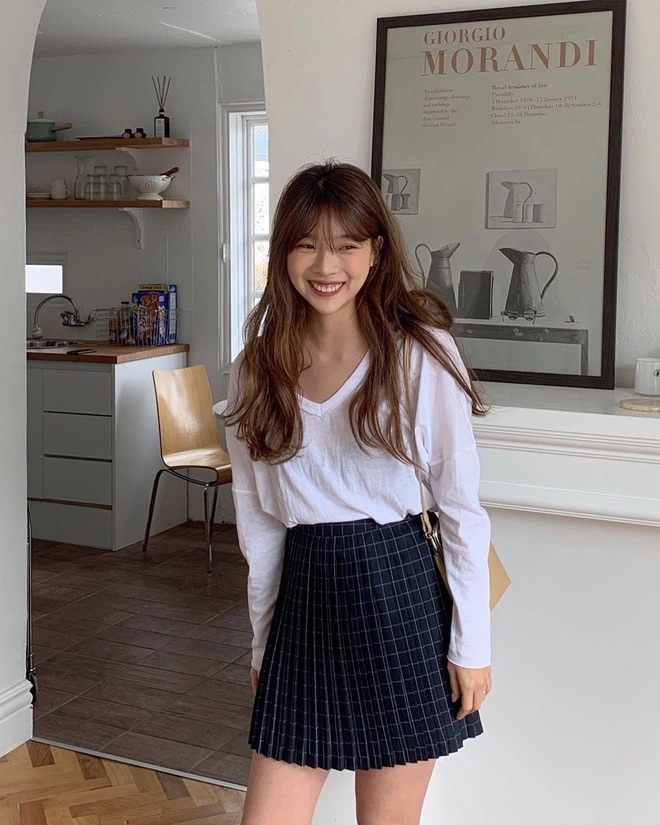 Gợi ý 10 set đồ sang-xịn-mịn với chân váy đen giúp chị em xoá tan nỗi lo bị cộng thêm vài tuổi - Ảnh 1