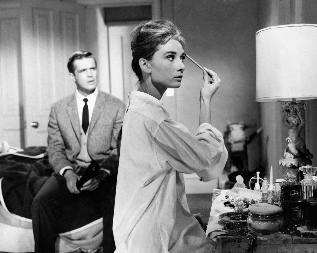 Nếu có ý định sắm một chiếc sơ mi trắng mở khuy, bạn nhớ chọn dáng áo oversized để có được phong cách sơ mi chuẩn Audrey Hepburn nhé!