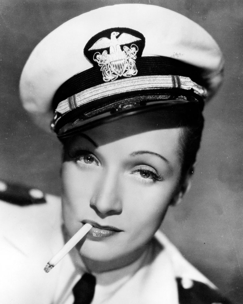 Marlene Dietrich thích quân phục và mũ vành cứng dệt chỉ vàng