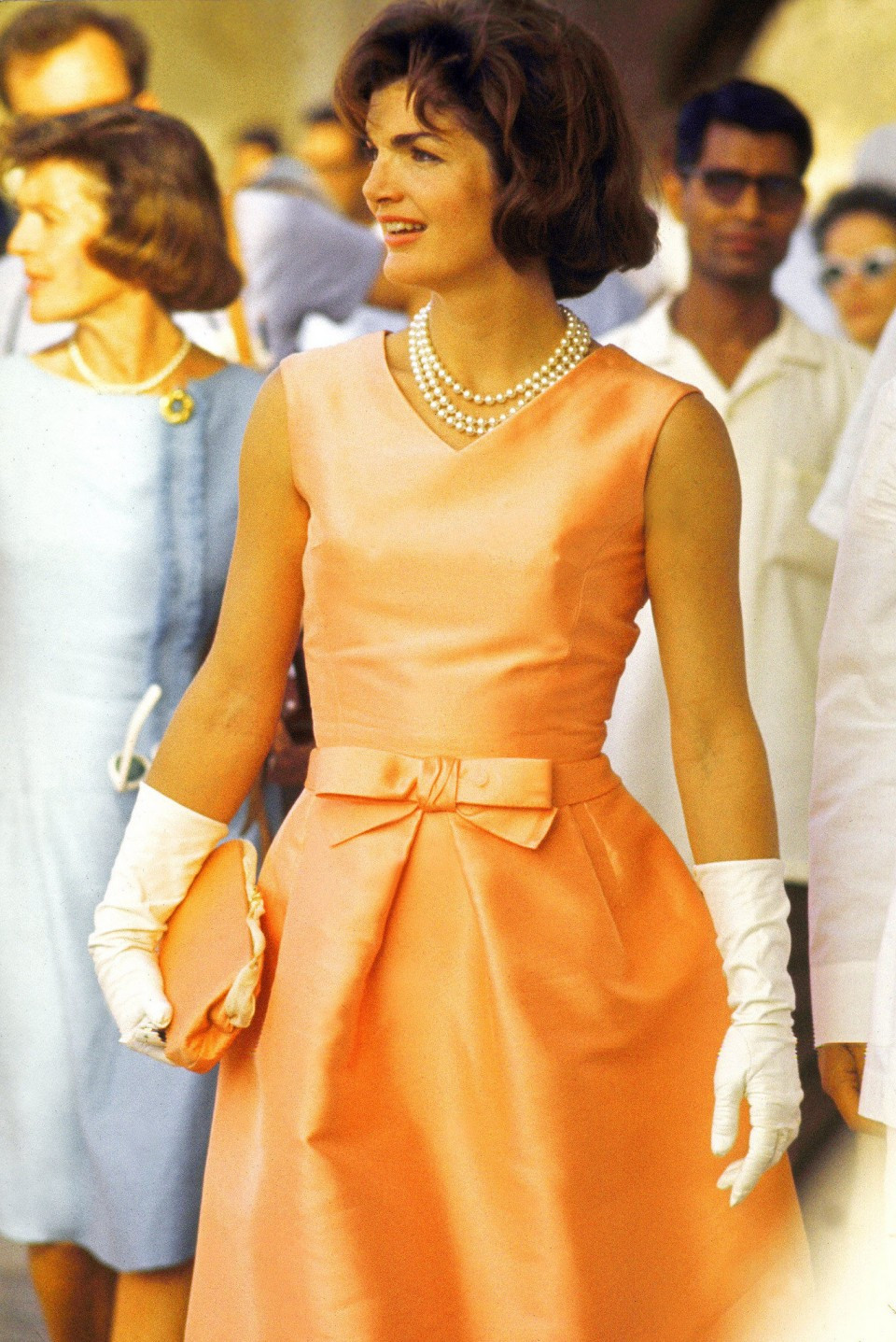 Điểm nhấn dễ nhận thấy ở phong cách thời trang của phu nhân Jackie Kennedy chính là những đôi găng tay màu trắng và kiểu túi cầm tay cổ điển. Bà luôn sáng tạo phối hợp những phụ kiện này với nhau tùy theo tính chất từng sự kiện. (Ảnh: ELLE)