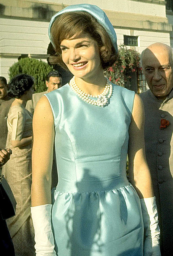 Trong chuyến viếng thăm Ấn Độ vào tháng 3 năm 1962, Đệ nhất Phu nhân Hoa Kỳ thể hiện nét tinh tế qua mẫu đầm màu xanh ngọc bích trang nhã. Phụ kiện đi cùng như mũ lụa, găng tay và trang sức ngọc trai giúp tôn lên vẻ kiều diễm cho bà. (Ảnh: slice.ca)