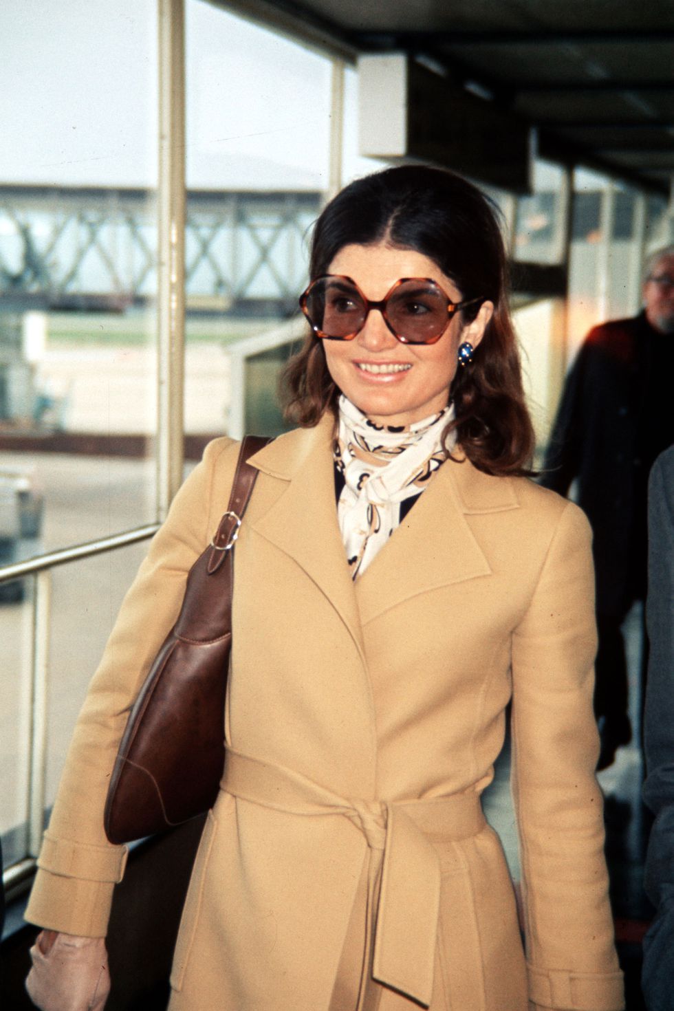 Đầu những năm 1970s, bà thường diện những mẫu áo khoác màu sắc trung tính và thanh nhã. Khăn quàng và kính mắt to bản trở thành phụ kiện được bà ưa chuộng. (Ảnh: WSBuzz)