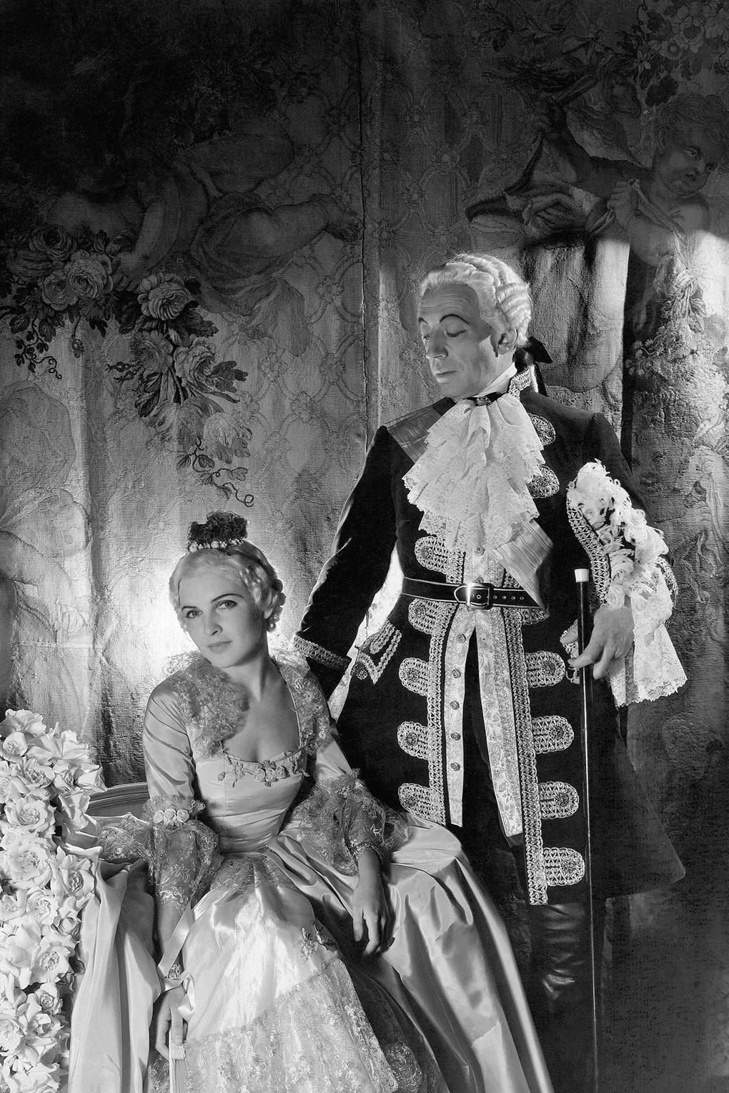 Họa sĩ Boutet de Monvel và bà William S. Paley hóa trang thành Vua Louix XV và Công chúa xứ Lambesc tại Vũ hội Opera thứ hai ở Thành phố New York, năm 1934