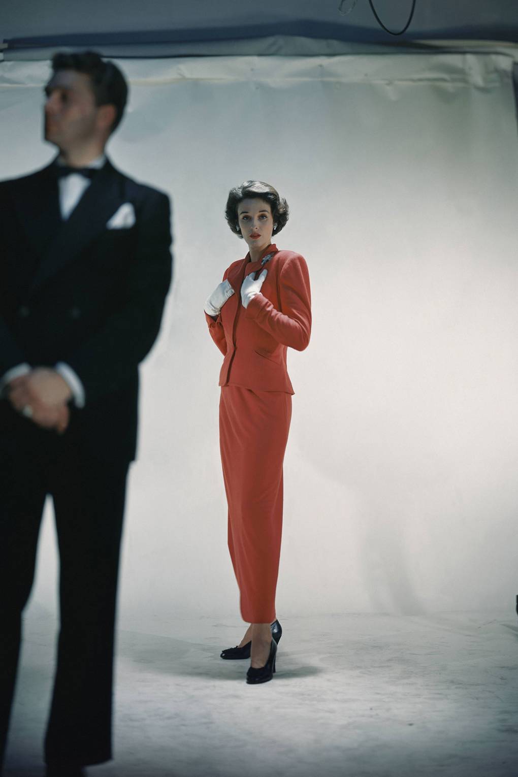 Babe Paley mặc bộ suit ban ngày bằng len màu đỏ dài đến mắt cá chân từ Traina-Norell, năm 1946