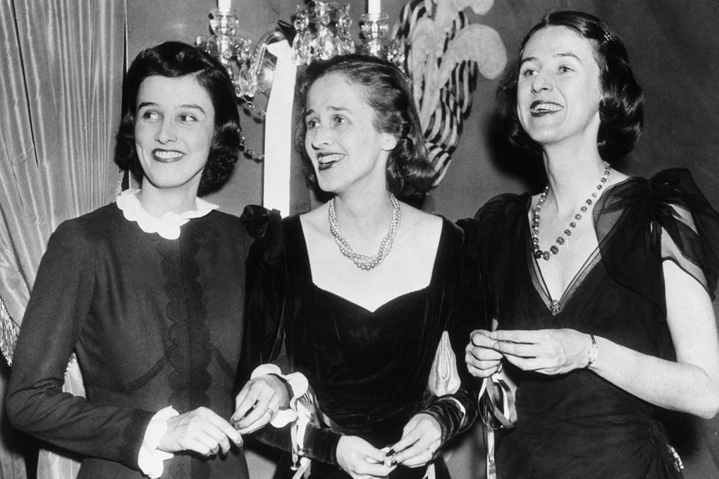Babe Paley (trái) bên cạnh các chị gái của mình, Mary và Betsy Cushing, 1937