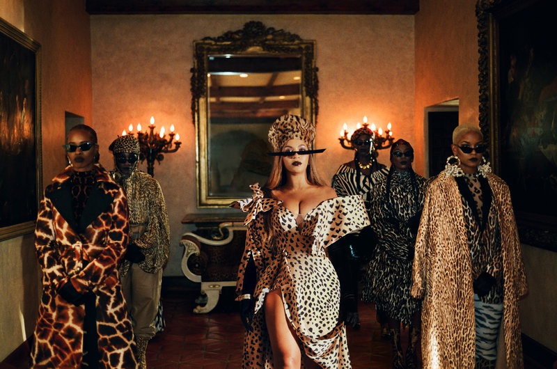 Beyoncé trong MV 'Black is King'. Biên tập viên Aamina Khan của Teen Vogue đánh giá vẻ ngoài của cô trong MV này bằng từ 'xuất sắc'.