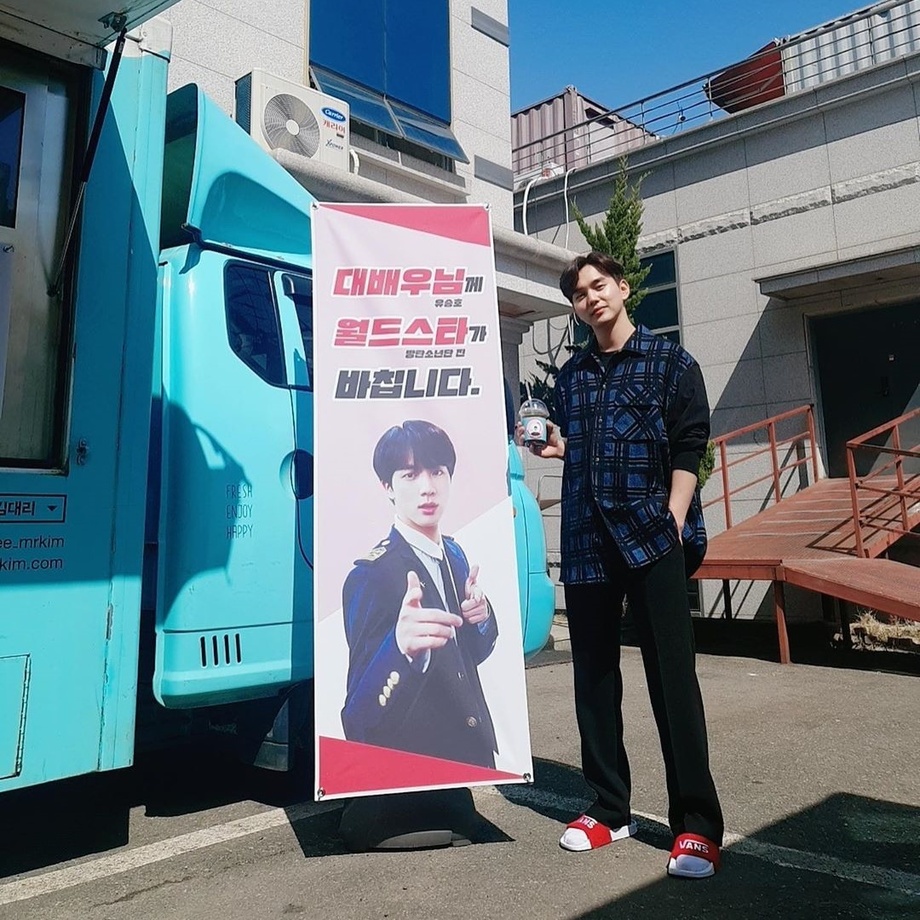 Yoo Seung Ho biểu cảm hớn hở khi nhận được xe cafe từ BTS Jin