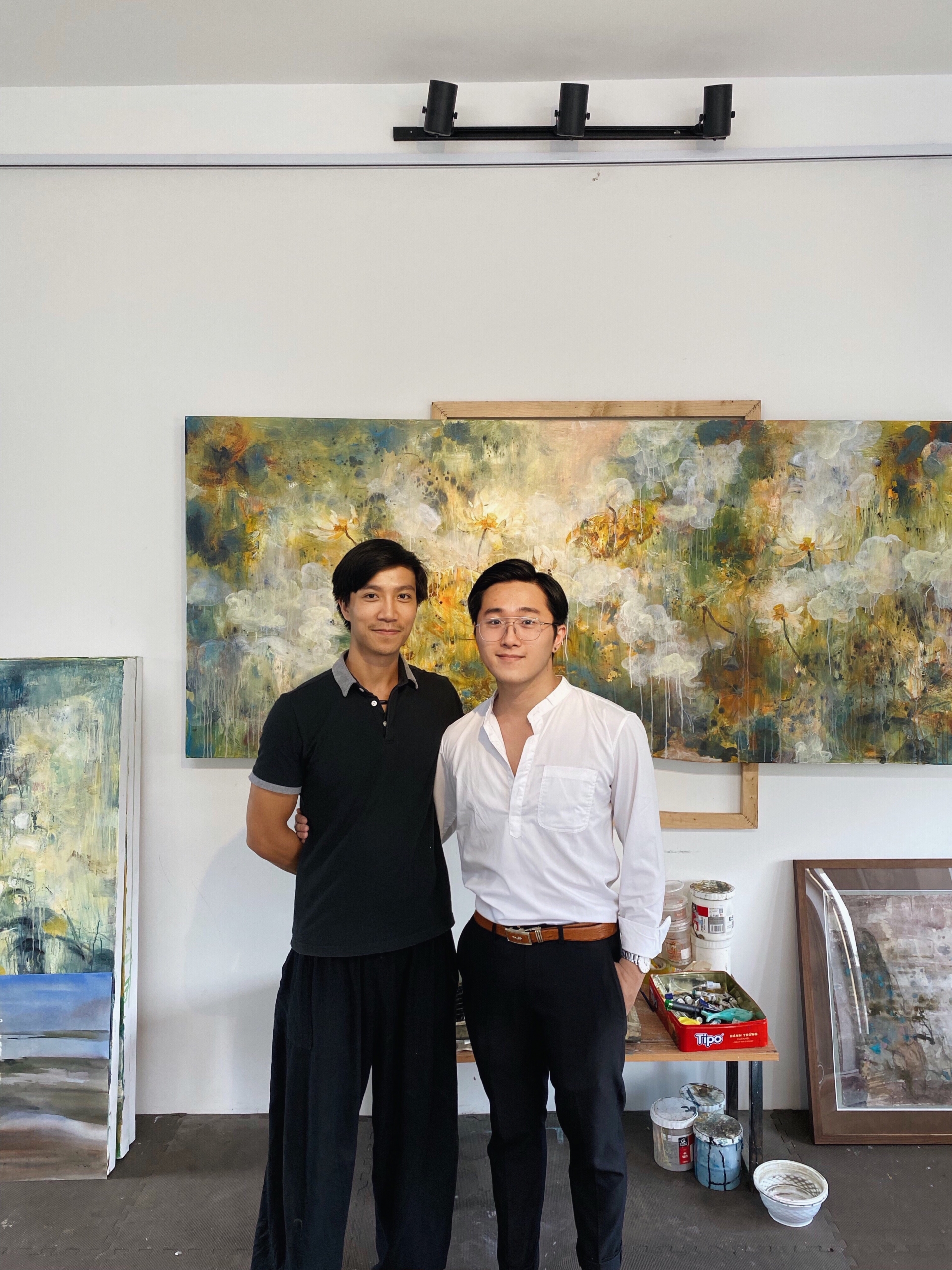 Matthew (phải), người sáng lập cộng đồng Mê Tranh cùng họa sĩ vẽ màu nước Trương Văn Ngọc