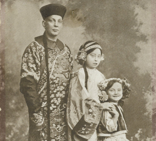 Người vợ yêu của Chung Ling Soo 'giả' cũng được ông 'hô biến' thành người Hoa với trang phục và cách trang điểm giống phụ nữ Trung Quốc
